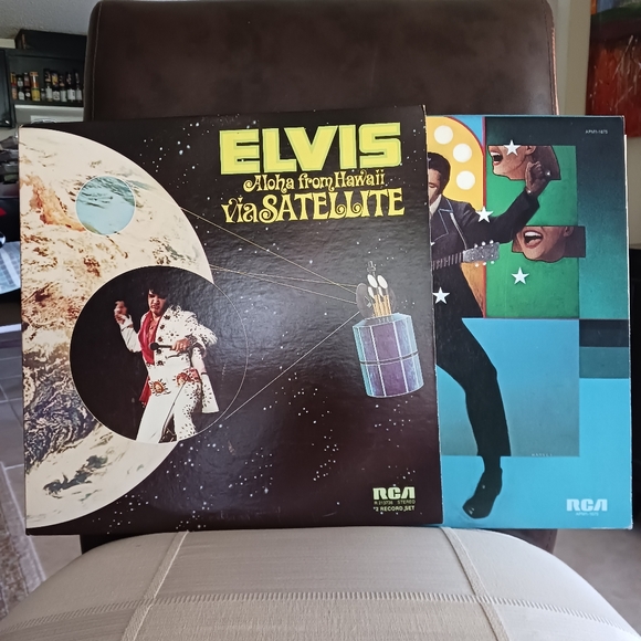 Elvis Album collection. Aloha Live from Hawaii 2 album set and The Sun Sessions - Picture 2 of 12